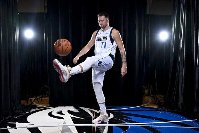 Luka Dončić, Dallas Mavericks | Luka Dončić je na uradnem fotografiranju spet pokazal nekaj nogometnih veščin. | Foto Guliverimage