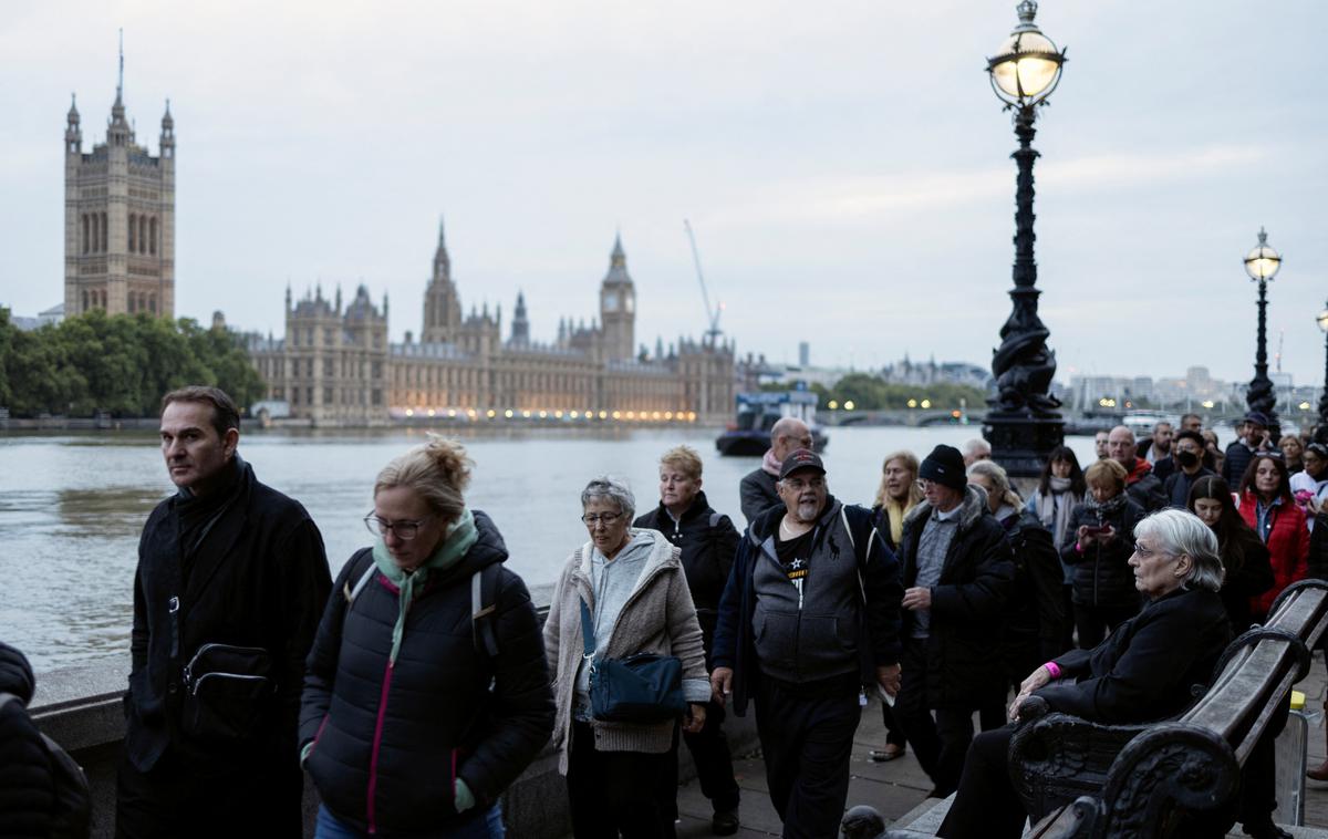 Vrsta čakajočih v Londonu | Pričakovana čakalna doba je bila zjutraj najmanj 24 ur, pozneje pa se je skrajšala na okoli 15 ur. | Foto Reuters