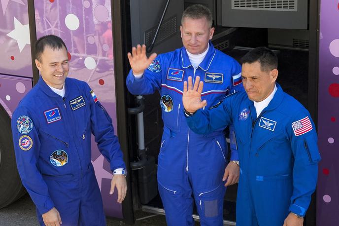 Sergej Prokopjev, Dmitrij Petelin in Frank Rubio | Od septembra letos so na Mednarodni vesoljski postaji ruska kozmonavta Sergej Prokopjev (na sredini) in Dmitrij Petelin (levo) ter ameriški astronavt Frank Rubio.  | Foto Guliverimage