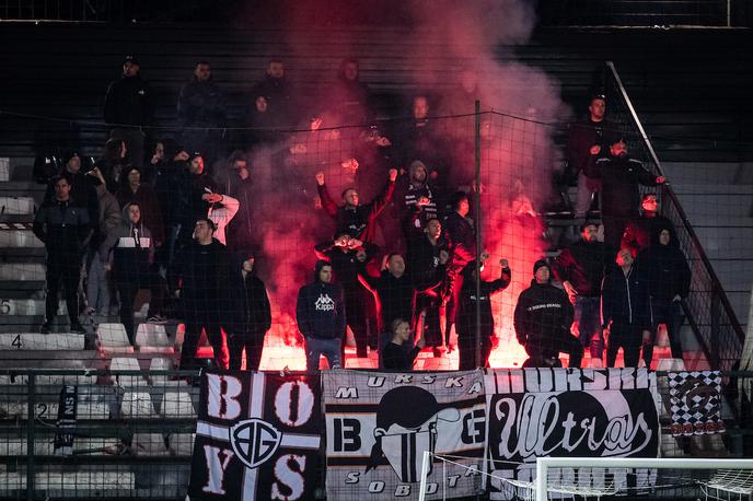 Mura Navijači Koper | Mura bo prisiljena plačati 1050 evrov zaradi neprimernega vedenja navijačev. | Foto Blaž Weindorfer/Sportida