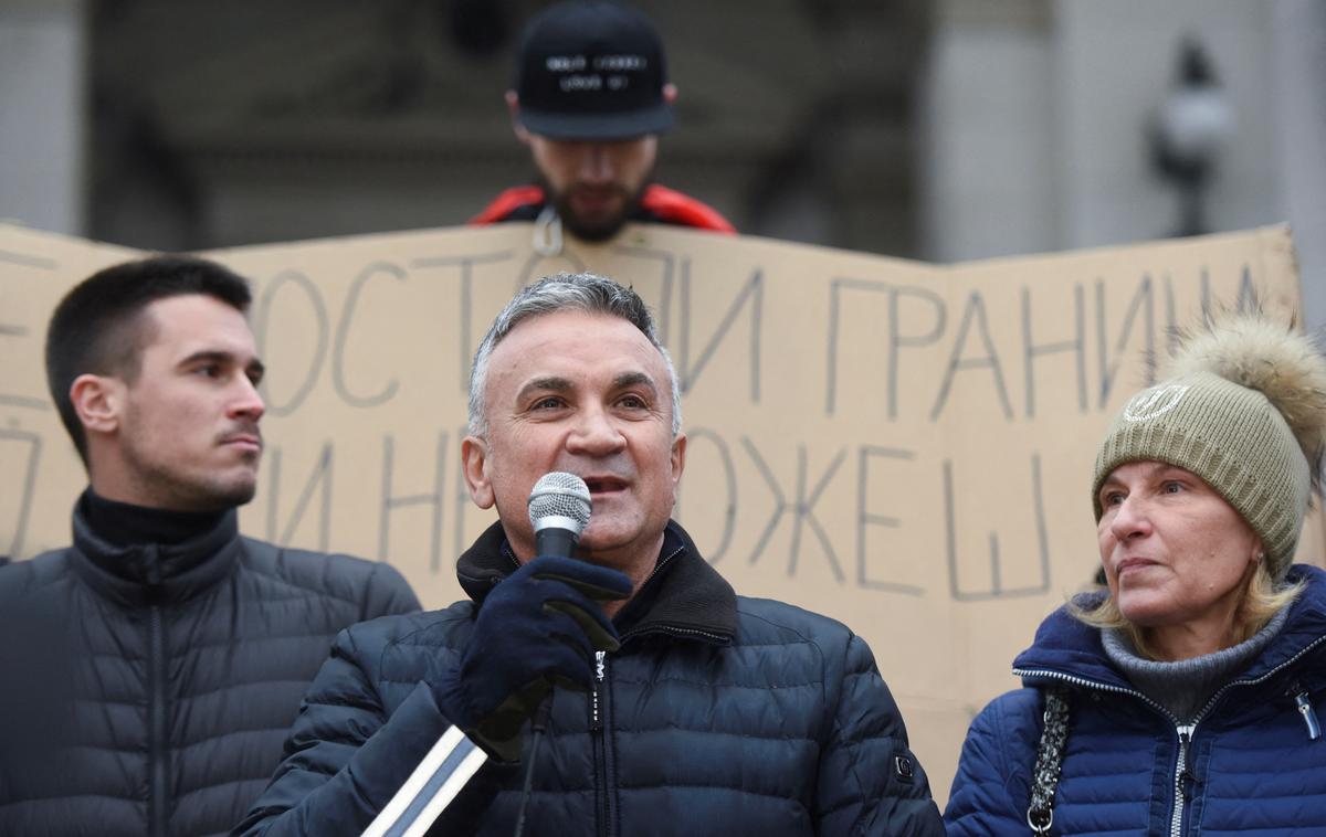 Družina Đoković Srđan Dijana Beograd | Starša Srđan in Dijana Đoković ter brat Đorđe so že četrti dan zapored nagovorili protestnike pred srbsko skupščino v Beogradu. | Foto Reuters