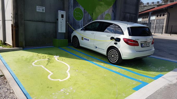 Mercedes je končal proizvodnjo električne različice razreda B, svojega najbolje prodajanega modela v Sloveniji. Nemci precej bolj resno elektrokmobilnost načrtujejo prek podznamke EQ. | Foto: Gregor Pavšič