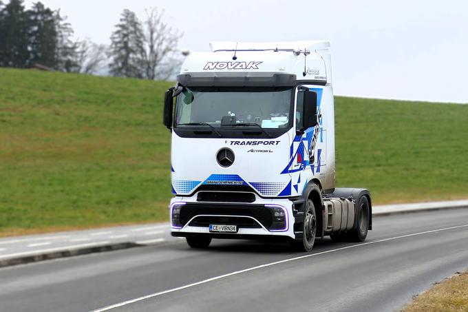 Novi Actros prihaja s prve 3.000-kilometrske vožnje v Francijo in nazaj. Naložena polprikolica že čaka pred mejo za naslednjo pot. | Foto: Autocomerce