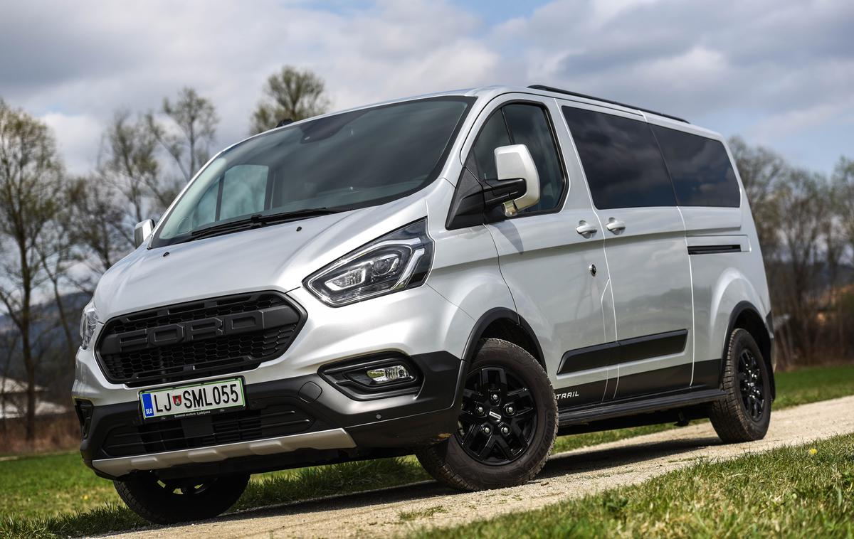 Ford transit custom trail | Kovinska barva je doplačilna (600 EUR), k opremi trial pa spadajo črne obloge, pragova, strešni letvi in 16-palčna lita platišča. | Foto Gašper Pirman