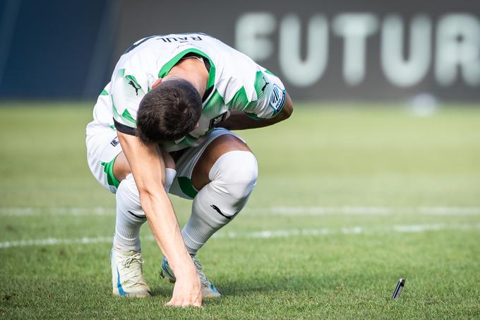 Raula Florucza je v 17. minuti zadel predmet s tribun. Zaradi tega je bila tekma za 20 minut prekinjena. | Foto: Jure Banfi/alesfevzer.com