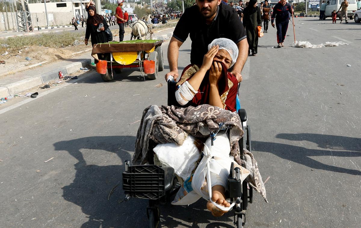 Gaza | Generalni direktor bolnišnic v Gazi Mohamad Zakut je v izjavi za medije poudaril, da vrata bolnišnic ostajajo odprta, vendar bolnikom ne morejo nuditi zdravstvene pomoči.  Povedal je tudi da enota za intenzivno nego otrok, v kateri je 39 novorojenčkov, ne deluje več. Ministrstvo za zdravje na območju Gaze je pred tem sporočilo, da je zaradi popolnega izpada električne energije v bolnišnici umrl nedonošenček, ki je bil v oskrbi na neonatalnem oddelku. | Foto Reuters