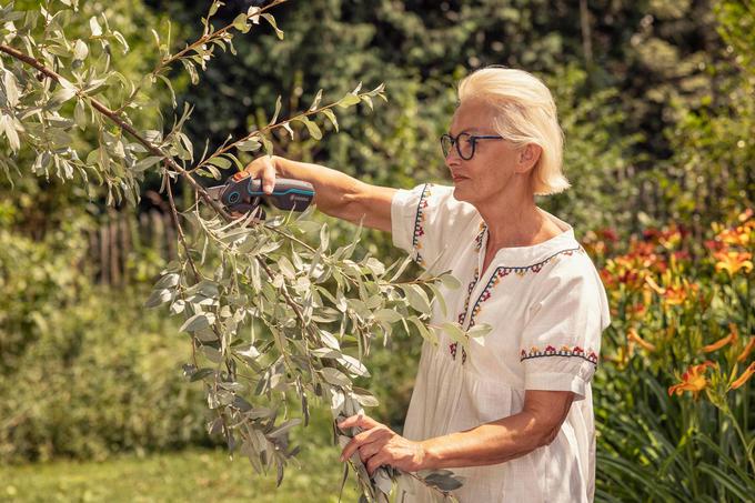 GARDENA Škarje AssistCut vam zagotavljajo dodatno moč pri obrezovanju debelejših vej. | Foto: Gardena