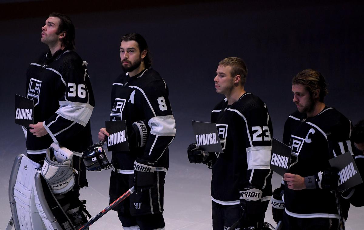 Anže Kopitar | Anže Kopitar in druščina sta se poklonila 13 žrtvam nedavnega strelskega napada v kalifornijskem mestu Thousand Oaks. | Foto Guliver/Getty Images