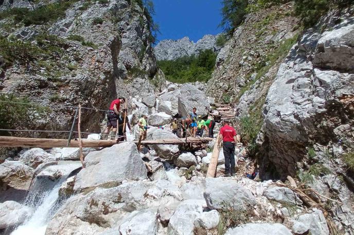 pot na Okrešelj | Takole je v nedeljo potekala akcija sanacije poti na Okrešelj. | Foto PD Celje matica