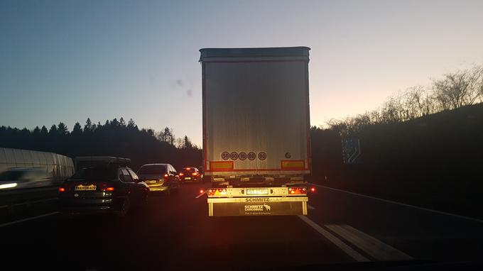 Popoldanska gneča na vzhodni obvoznici v Ljubljani. Kdo lahko zapelje na skrajno desni prometni pas? | Foto: Gregor Pavšič