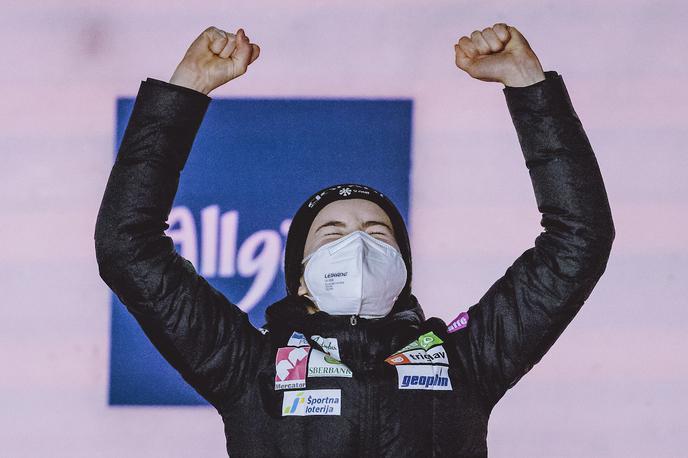 Nika Križnar | Tako se je Nika Križnar razveselila bronaste medalje na veliki skakalnici na svetovnem prvenstvu v Oberstdorfu. | Foto Sportida