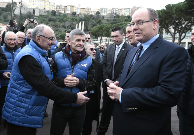 Princ Albert II. med obiskom relija Monte Carlo. V njegovi družbi legendi monaškega relija, Jean-Pierre Nicolas in Bernard Darniche. | Foto: Reuters