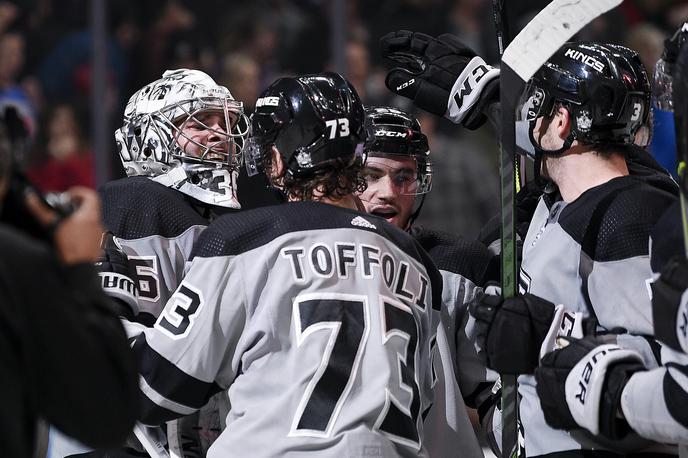 Los Angeles Kings | Hokejisti Los Angeles Kings so z 2:1 strli vroči Winnipeg. Junak srečanja je bil vratar Jack Campbell, ki je dve sekundi pred koncem gostom preprečil izenačenje. | Foto Reuters