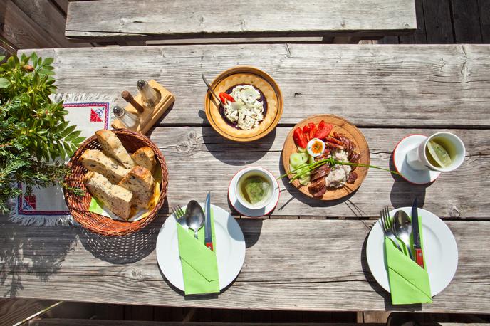 Češka koča hrana | Po novem boste lahko v planinsko kočo tudi vstopali, ne samo sedeli na terasi. | Foto Jošt Gantar (www.slovenia.info)