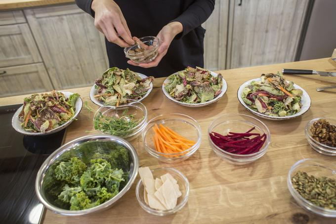 "Veganska prehrana ne pomeni samo solate in od same solate se vsekakor težko naješ. Ko pa ji še kaj dodaš, sama imam na primer zelo rada avokado, jedi postanejo prav nasitne." | Foto: Matej Leskovšek