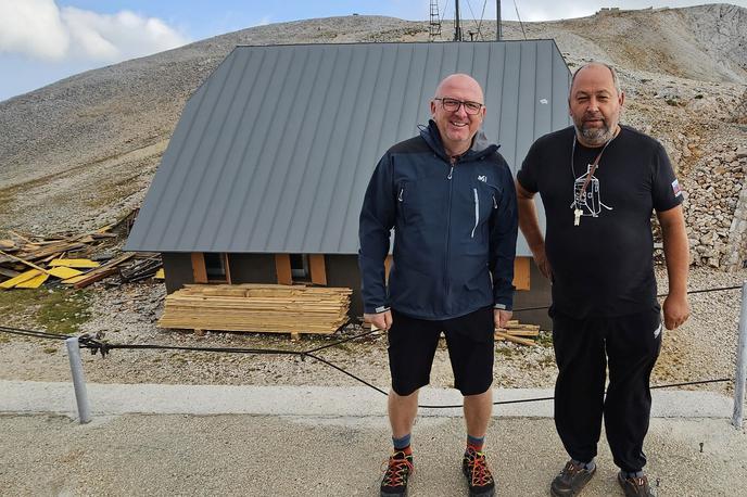 Kredarica, Triglavski dom na Kredarici, trajnost, PD Ljubljana Matica | Vodja strokovne službe planinskega društva Ljubljana Matica Aleš Jenko in oskrbnik Triglavske koče na Kredarici Herman Uranič pred energetsko prenovljeno streho depandanse Triglavskega doma na Kredarici | Foto Srdjan Cvjetović