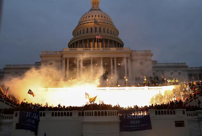 Številni najbolj goreči Trumpovi privrženci so že pred pohodom na Kapitol napovedovali drugo ameriško revolucijo. Te napovedi niso uresničili, čeprav jim je uspelo vdreti v poslopje kongresa.  | Foto: Reuters