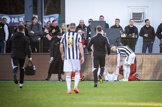 V nedeljo jo je izmed rezervistov Mure najbolj skupil Niko Kasalo, ki bo zaradi poškodb ušesa in dodatnih preiskav ostal v mariborski bolnišnici na opazovanju vsaj do srede. | Foto: Jure Banfi/alesfevzer.com