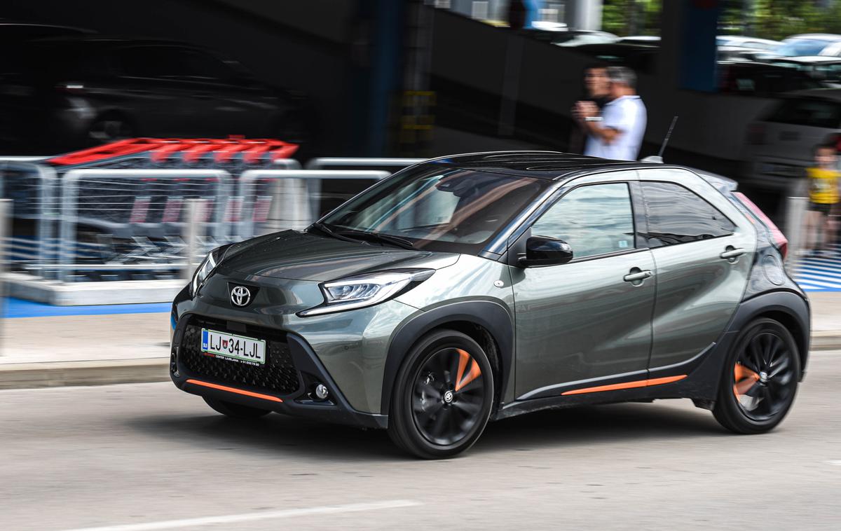 Toyota aygo | Toyota je resnično prenehala izdelovati dolgočasne avtomobile. Prikupni aygoX ali kar aygo cross se po videzu kosa z atraktivnim yarisom cross. | Foto Gašper Pirman