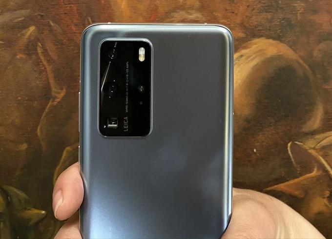 Huawei P40 Pro v eni od treh barv, ki 6. aprila prihajajo tudi v Slovenijo. | Foto: 