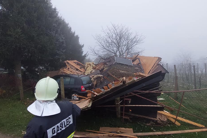 Eksplozija | Lesena hiška se je povsem porušila,  stanovalka pa je utrpela opekline.  | Foto Facebook