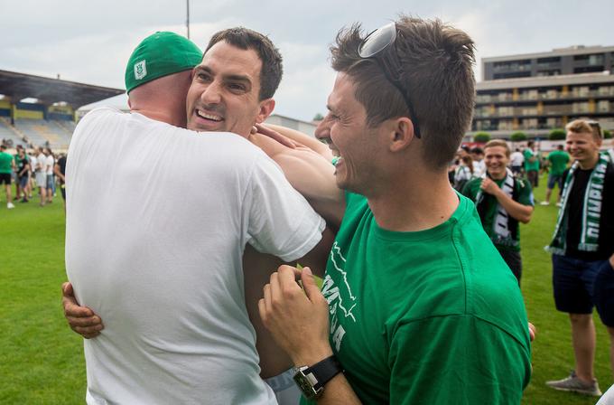 Veseli ga, ker pozna precej ljudi, ki živijo za Olimpijo. | Foto: Vid Ponikvar