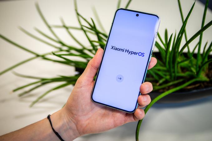Že ob prvem vklopu novega pametnega telefona Xiaomi 14 proizvajalec opozori na svoj operacijski sistem. | Foto: Gaja Hanuna