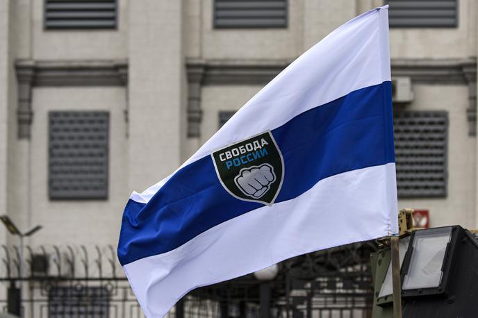 Legija Svoboda Rusiji | Za svoj simbol so si legionarji za svobodno Rusijo izbrali belo-modro-belo zastavo, na katerem sta pest in napis v cirilici Svoboda Rusiji (rusko Svoboda Rossii).  | Foto Guliverimage