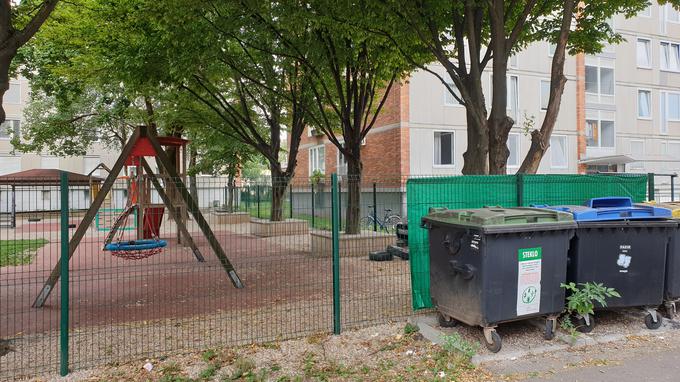 Zabojniki vrtca so goreli že trikrat, vedno ponoči. | Foto: Metka Prezelj