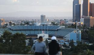 Igralci baseballa pripravljeni igrati pred praznimi tribunami