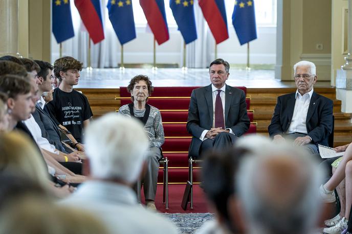 Ohranjati mir je naša dolžnost | "Mir in svoboda nista za zmeraj. Sta kot majhen otrok, ki ga je treba negovati," je v nagovoru mladim poudarila Valerija Skrinjar Tvrz. | Foto Ana Kovač