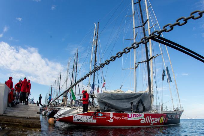 Regata se je zaradi močne burje, ki je pihala tudi do 20 vozlov, začela s enourno zamudo.  | Foto: Morgan Kristan / Sportida