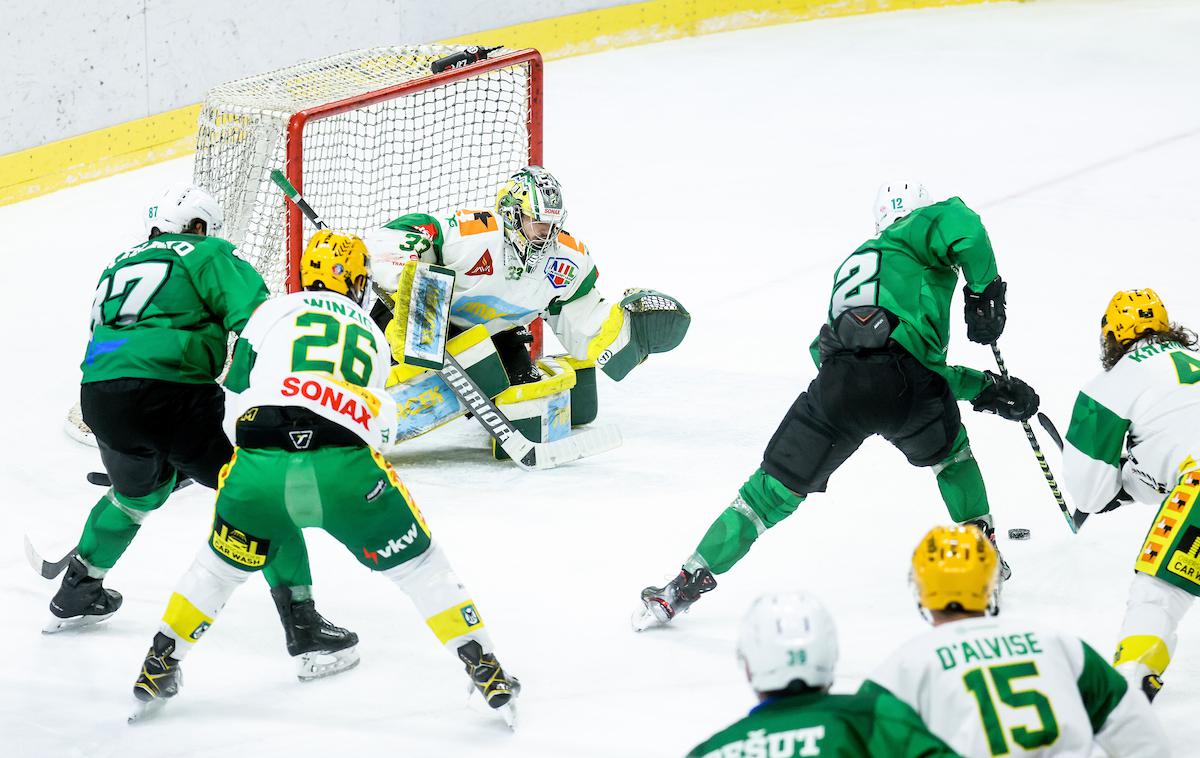 hk Olimpija Lustenau hokej | Olimpija je v torek vknjižila prvi poraz v letošnji končnici. Lustenau je bledo ljubljansko predstavo kaznoval z zmago z 2:1 in tem, da morajo zmaji še na eno gostovanje. Ljubljančani tja potujejo danes, odločeni so, da v četrtek končajo serijo in se uvrstijo v finale Alpske lige. | Foto Vid Ponikvar