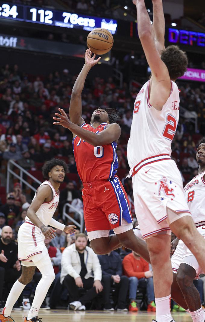 Tyrese Maxey je bil z 42 točkami najboljši strelec večera v ligi NBA. | Foto: Reuters