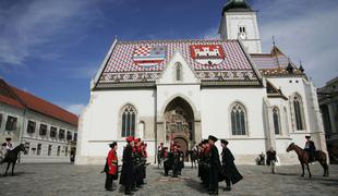 Umrl moški, ki se je zažgal pred vladno stavbo v Zagrebu