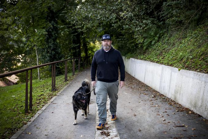 "Prijatelj je odprl vinski bar le nekaj metrov stran od Ljubljanice. Če bi bilo to v kateremkoli drugem mestu, bi se tam vsak večer trlo ljudi. Tukaj ni v navadi, da se ob odprtju nečesa novega skupina ljudi odloči, da bo ta plac obiskala. Zato je za vsakogar, ki se loti nečesa novega težko. Imeti moraš finančna sredstva, da preživiš prvi dve leti in pridobiš na prepoznavnosti."  | Foto: Ana Kovač