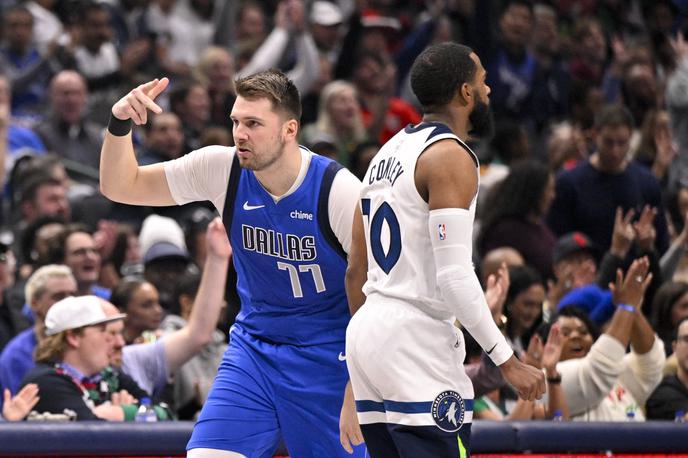 Luka Dončić | Luka Dončić je lani na božični dan Phoenixu nasul 50 točk, tokrat se je ustavil pri 14, saj je ob koncu prvega polčasa staknil poškodbo mečne mišice na levi nogi. | Foto Reuters