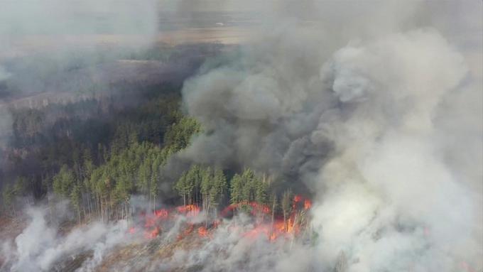 Požara v Černobilu po desetih dneh še niso pogasili. | Foto: Reuters