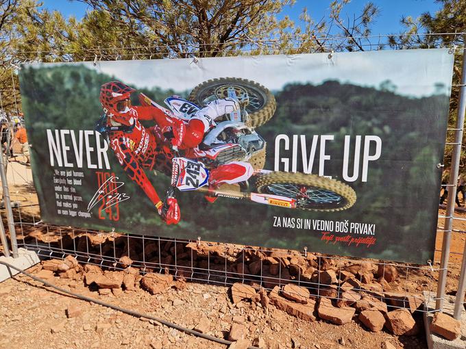 Desno od štartne rampe plakat z ganljivim sporočilom Timu Gajserju. Ni predaje.  | Foto: Matej Podgoršek