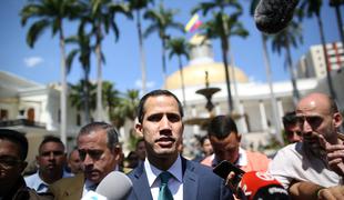 Guaido se je odpravil po pomoč na kolumbijsko mejo