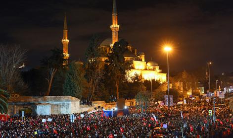 V Turčiji po aretaciji istanbulskega župana izbruhnili protesti