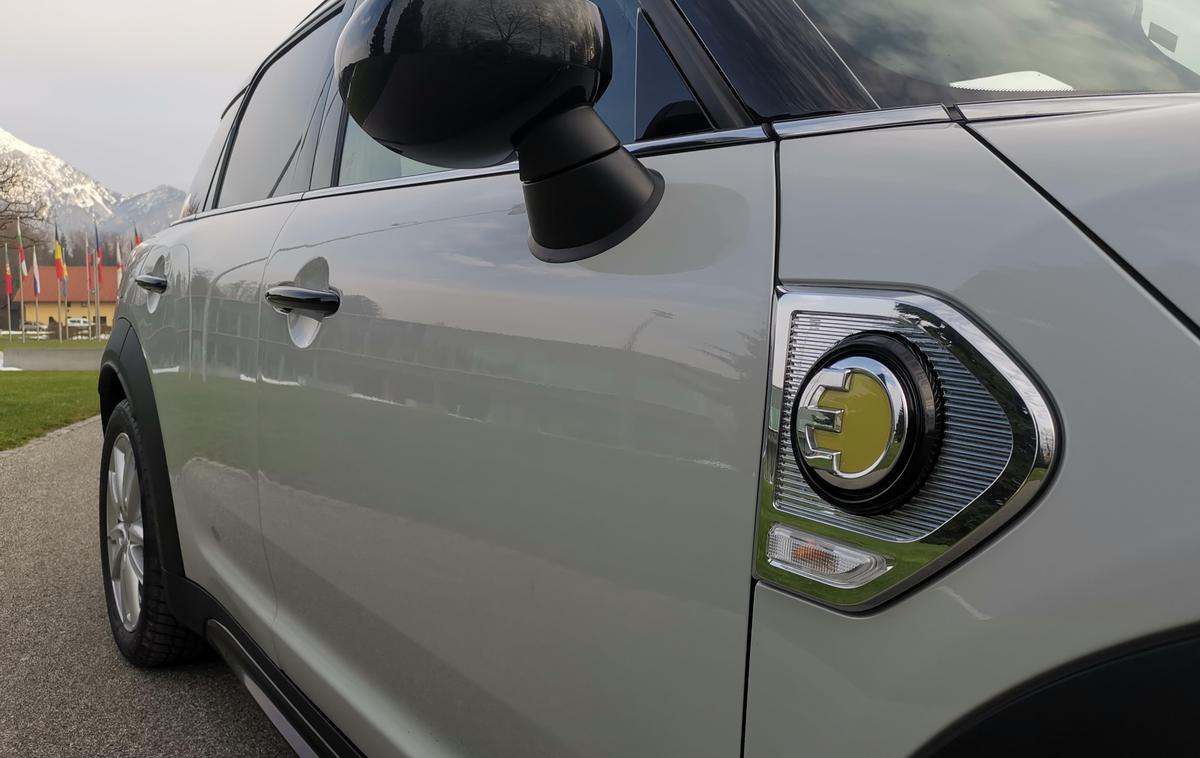 Mini countryman PHEV | Čeprav v Sloveniji prodaja priključnih hibridov ne sledi povpraševanju po električnih vozilih, je ta vrsta pogona trenutno ena pomembnejših tehnologij, ki se z nižjimi emisijami in širšo uporabnostjo odlično sklada z zahtevami večjih podjetij. | Foto Gašper Pirman