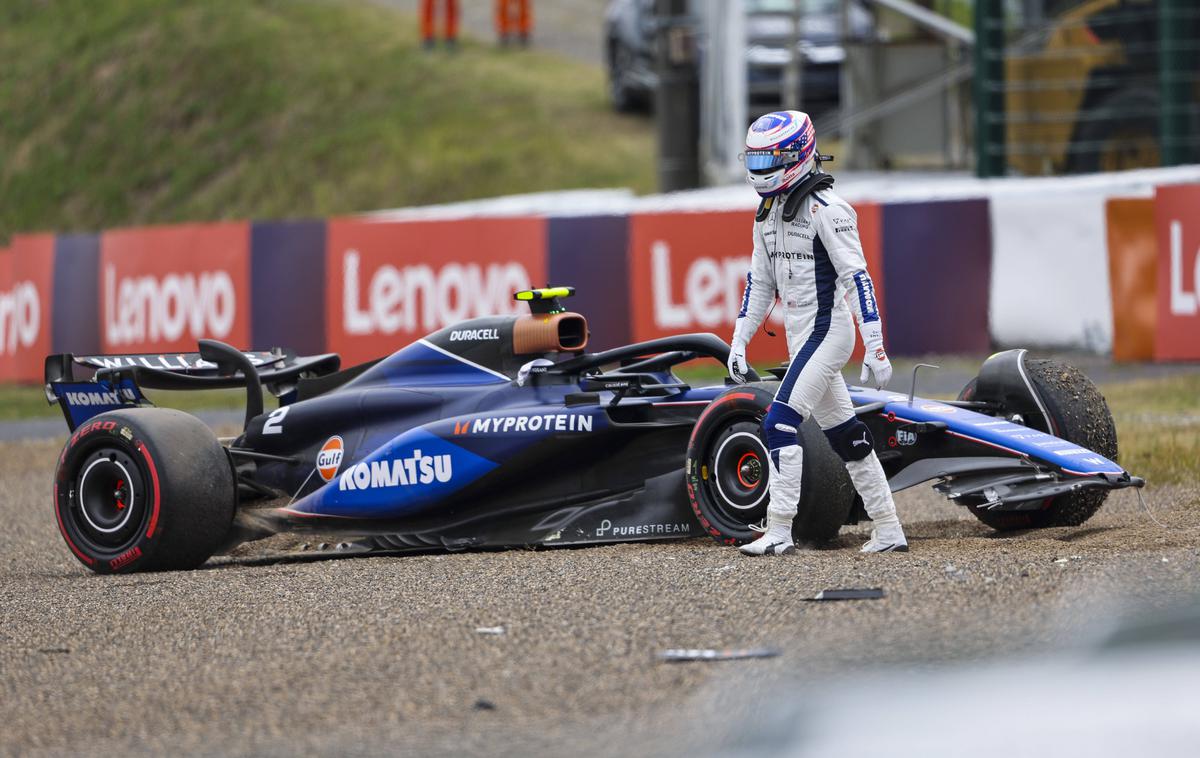 Suzuka Logan Sargeant Williams | Edini dramatični trenutek petkovih treningov je bila nesreča Logana Sargeanta z Williamsom. | Foto Reuters