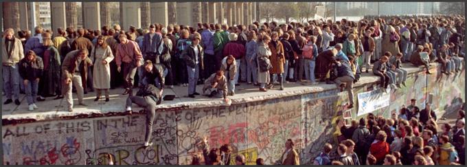 Evropo je med letoma 1952 in 1989 delila več tisoč kilometrov dolga demarkacijska črta, sestavljena iz zidov, stražnih stolpov in bodeče žice, poimenovana železna zavesa. Francoski dokumentarec nam bo pokazal, kdo si jo je zamislil in jo vzpostavil ter kakšen je bil njen namen, osvetlil pa nam bo tudi življenje na obeh straneh železne zavese ter posledice razdelitve Evrope, ki jih občutimo še danes. • V sredo, 13. 11., ob 21. uri na HRT 1.**

 | Foto: 