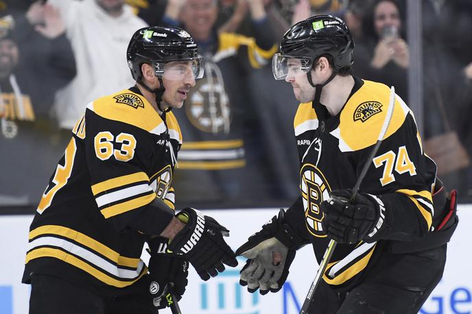 Brad Marchand in Jake DeBrusk | Bodo Kosmatinci nadaljevali zmagovito pot? | Foto Reuters