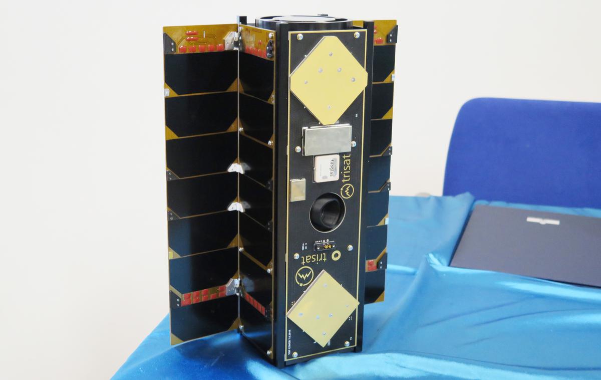 nanosatelit Trisat | Miniaturizirana tehnologija na krovu satelita Trisat je pomembna za različne programe ESA, ki se ukvarjajo z oddaljenim opazovanjem zemeljskega površja in telekomunikacijami. | Foto STA