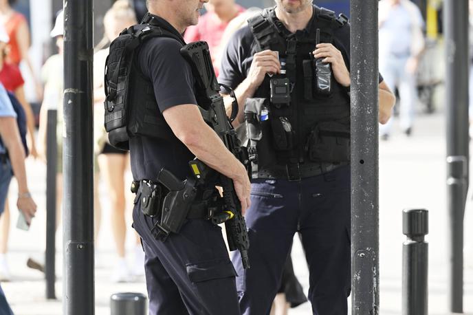 Policija Francija | V nasilju je bilo ranjenih najmanj pet ljudi. Med njimi je bil 15-letni fant, ki je bil ustreljen v glavo in je danes podlegel poškodbam. | Foto Guliverimage