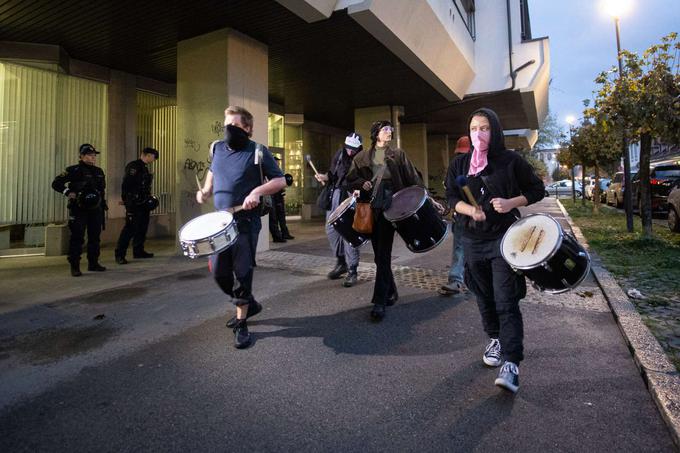 Ob odprtju prenovljenih prostorov centra Rog sredi oktobra se je odvil tudi protest, policija pa je na koncu proti protestnikom uporabila tudi solzivec. Najmanj ena oseba je končala na urgenci. | Foto: Matic Prevc/STA