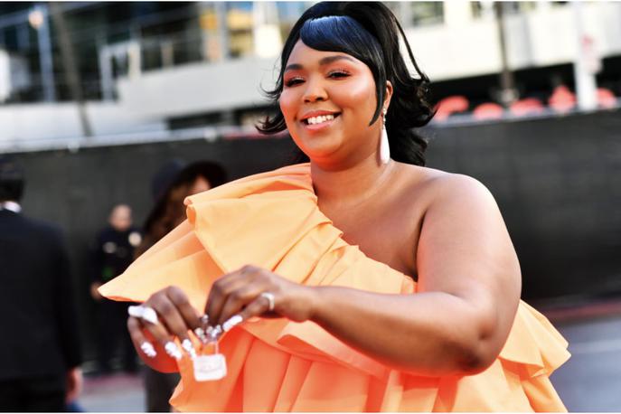 Lizzo | Lizzo je tokrat presenetila z najmanjšo torbico na rdeči preprogi. | Foto Getty Images