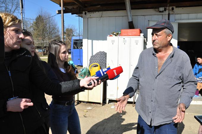 15-letnemu sinu so zaradi eksplozije amputirali prste.  | Foto: STA ,